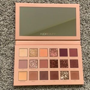 HUDA BEAUTY NEW NUDES PALETTE